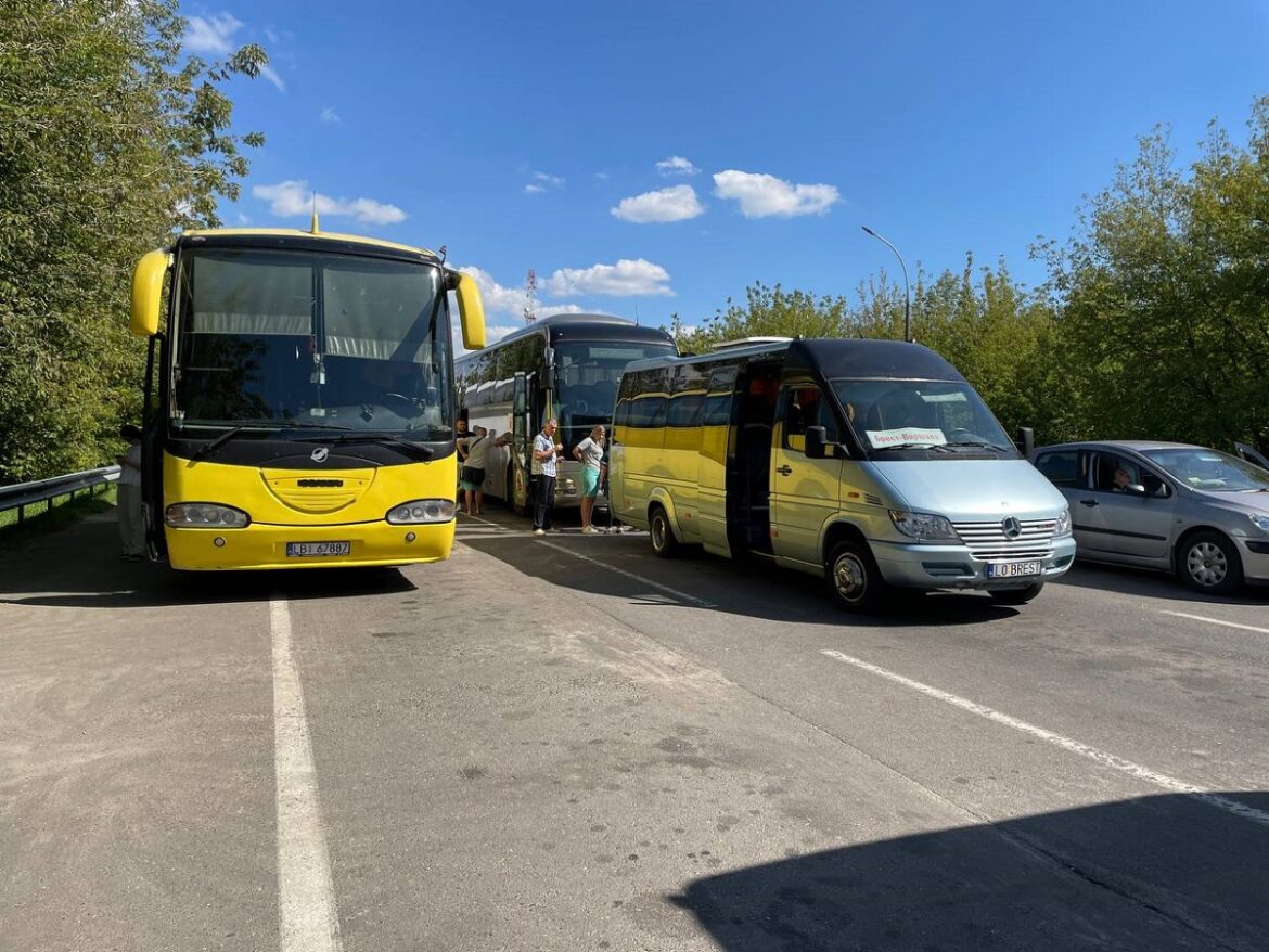 Автобусы в очереди на границе