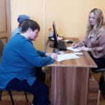 нотариус принимает людей