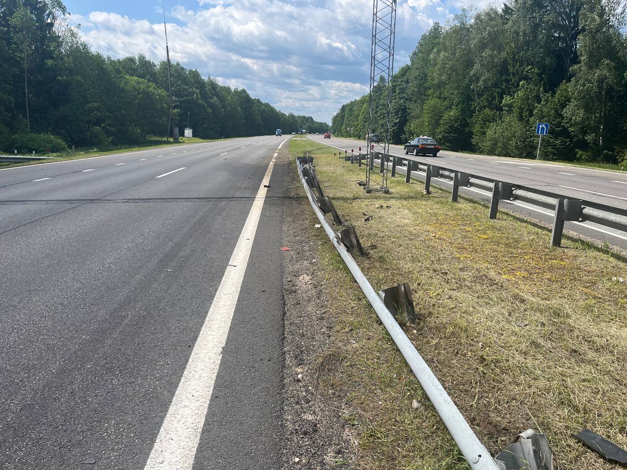 Фиат врезался в ограждение