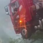 Фура повисла над пропастью