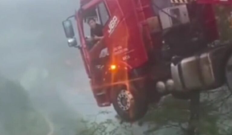 Фура повисла над пропастью