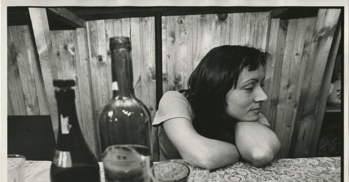 женщина за столом