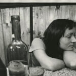 женщина за столом