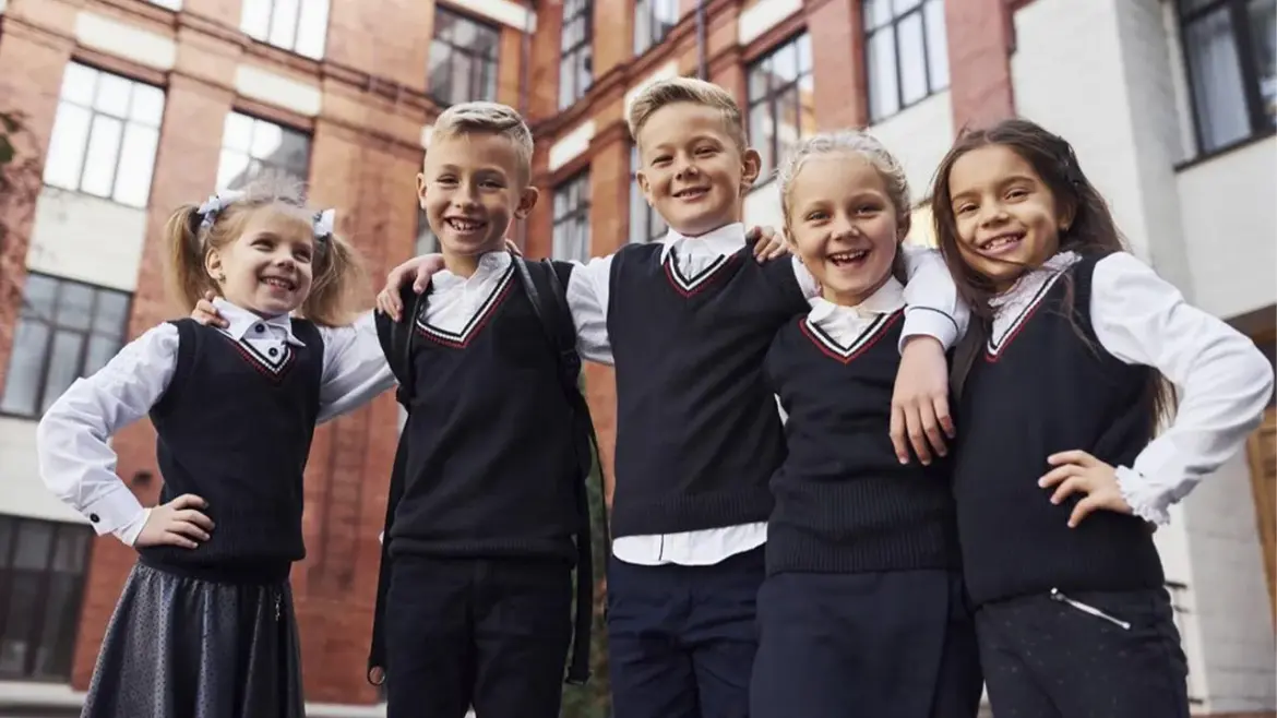 Без портфеля, но за 350 – названы цены на школьную одежду дорогая школьная форма