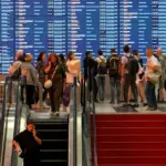 Люди у информационного табло вылетов в аэропорту, на фоне массовых задержек рейсов «Аэрофлота» из-за сбоя в IT-системах