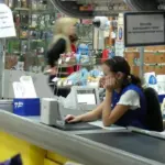 Продавец сидит за кассой