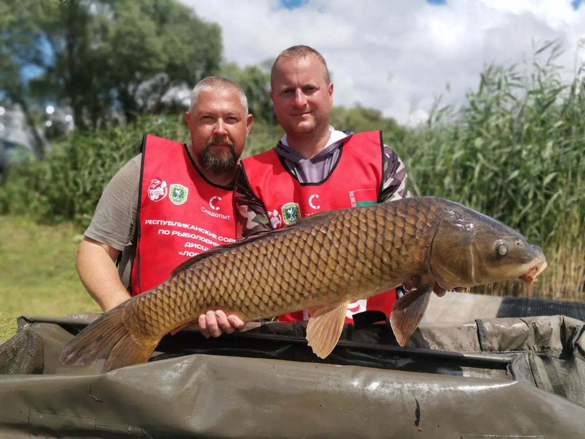 Два участника соревнований демонстрируют пойманную рыбу