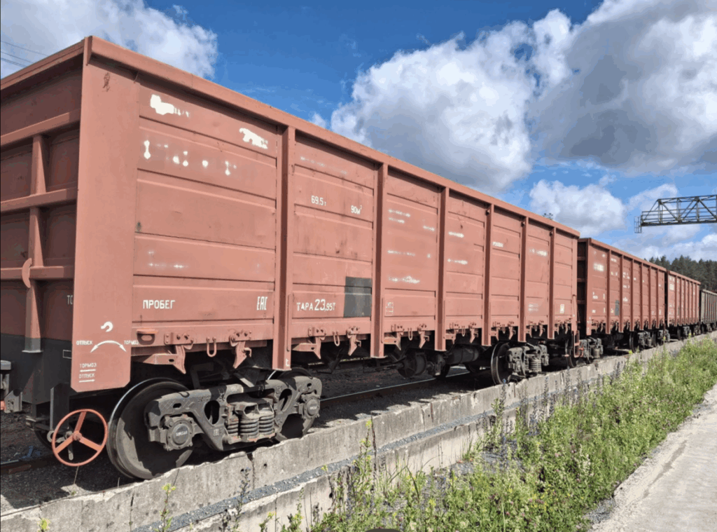 Белорусские сигареты спрятали под щебнем Длинный железнодорожный состав с вагонами, в которых перевозился щебень и были спрятаны сигареты