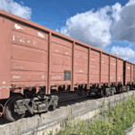 Длинный железнодорожный состав с вагонами, в которых перевозился щебень и были спрятаны сигареты