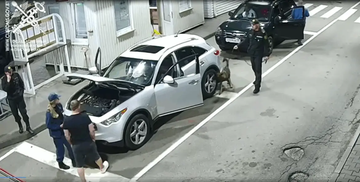 Беларусь. INFINITY, собака и пачка сигарет Таможенники с собакой досматривают автомобиль INFINITY на пункте пропуска «Каменный Лог»