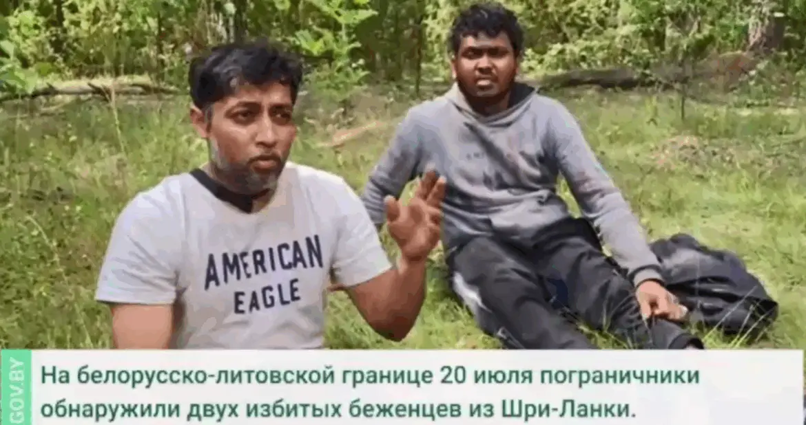 Двое беженцев из Шри-Ланки сидят на траве в лесу