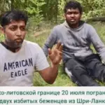 Двое беженцев из Шри-Ланки сидят на траве в лесу