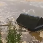 Обрушенная хозяйственная постройка в воде после схода грунта в Витебске, фото МЧС