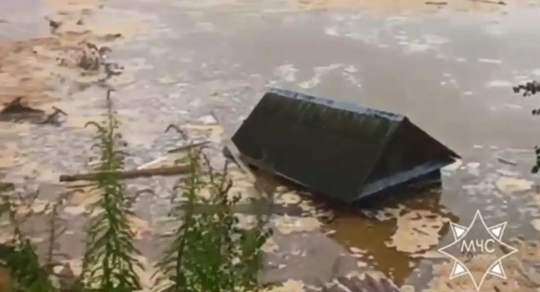 В Витебске грунт ушёл вместе с постройками Обрушенная хозяйственная постройка в воде после схода грунта в Витебске, фото МЧС