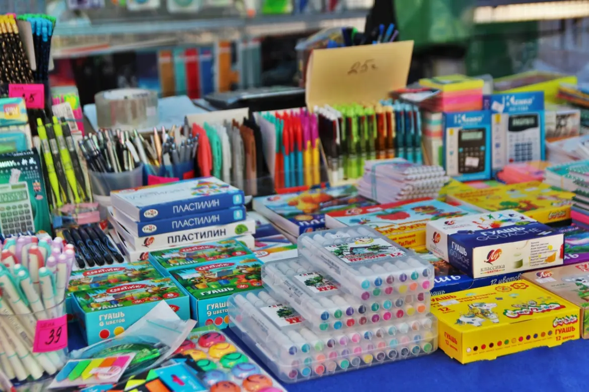 Школьный сезон не стартовал, а цены уже считают Торговая витрина с канцелярскими и школьными товарами