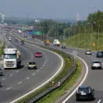 Движение автомобилей на многополосной автомагистрали в Польше.