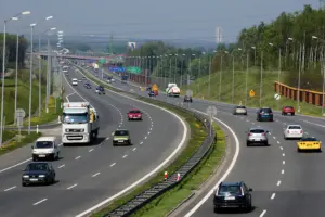 Движение автомобилей на многополосной автомагистрали в Польше.