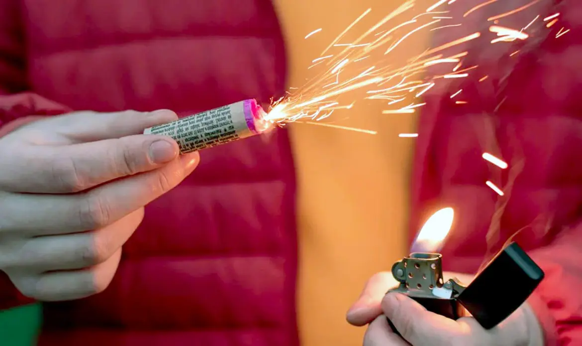 Момент поджога петарды – опасная игра ребёнка.