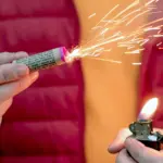 Момент поджога петарды – опасная игра ребёнка.