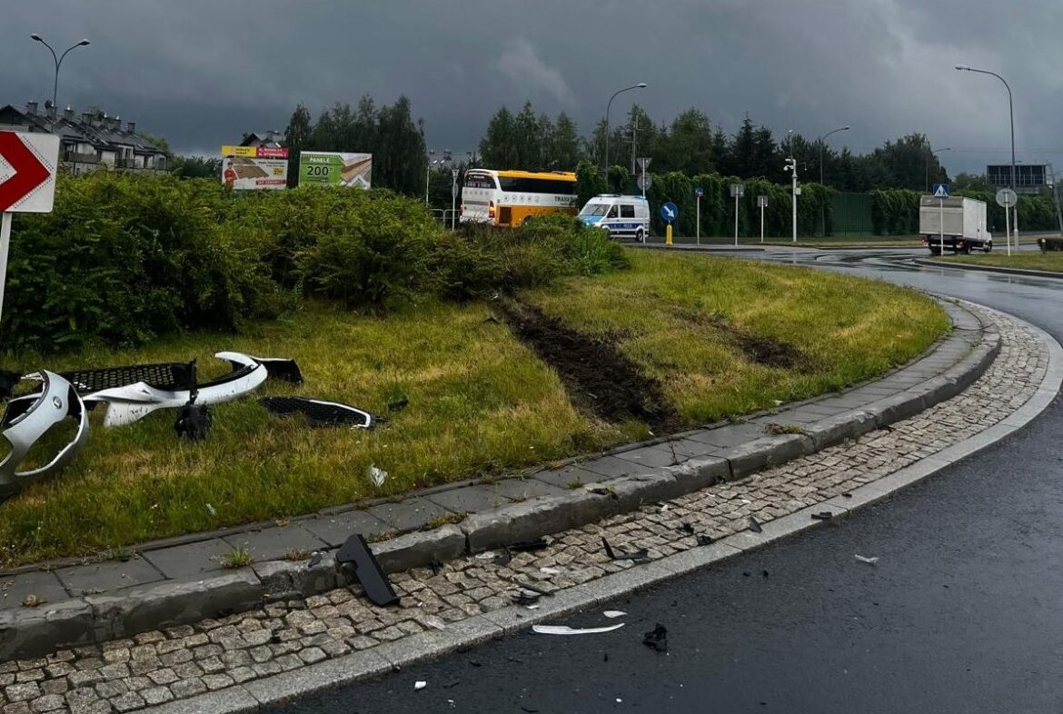 Повреждённые детали автомобиля и следы шин на газоне на месте ДТП с участием белорусского автобуса в Жешуве, Польша