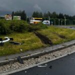 Повреждённые детали автомобиля и следы шин на газоне на месте ДТП с участием белорусского автобуса в Жешуве, Польша