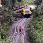 Вид сверху на сошедший с рельсов поезд Deutsche Bahn в лесу