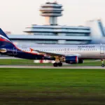 Пассажирский самолёт «Аэрофлота» на взлётной полосе перед терминалом аэропорта