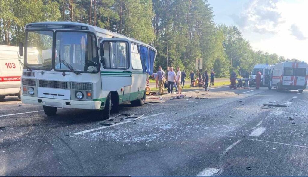 автобус ПАЗ после аварии на трассе М1, рядом работают медики и сотрудники спасательных служб.