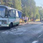 автобус ПАЗ после аварии на трассе М1, рядом работают медики и сотрудники спасательных служб.