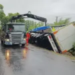 Фура перевернулась