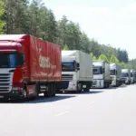 Колонна грузовиков на трассе, ведущей к белорусско-европейской границе