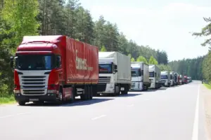 Колонна грузовиков на трассе, ведущей к белорусско-европейской границе