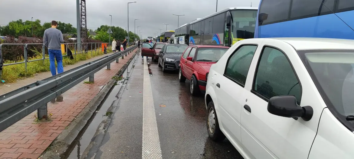 Перед выходными выезд в Польшу встал в пробку Автобусы и легковые автомобили стоят в очереди