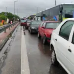 Автобусы и легковые автомобили стоят в очереди