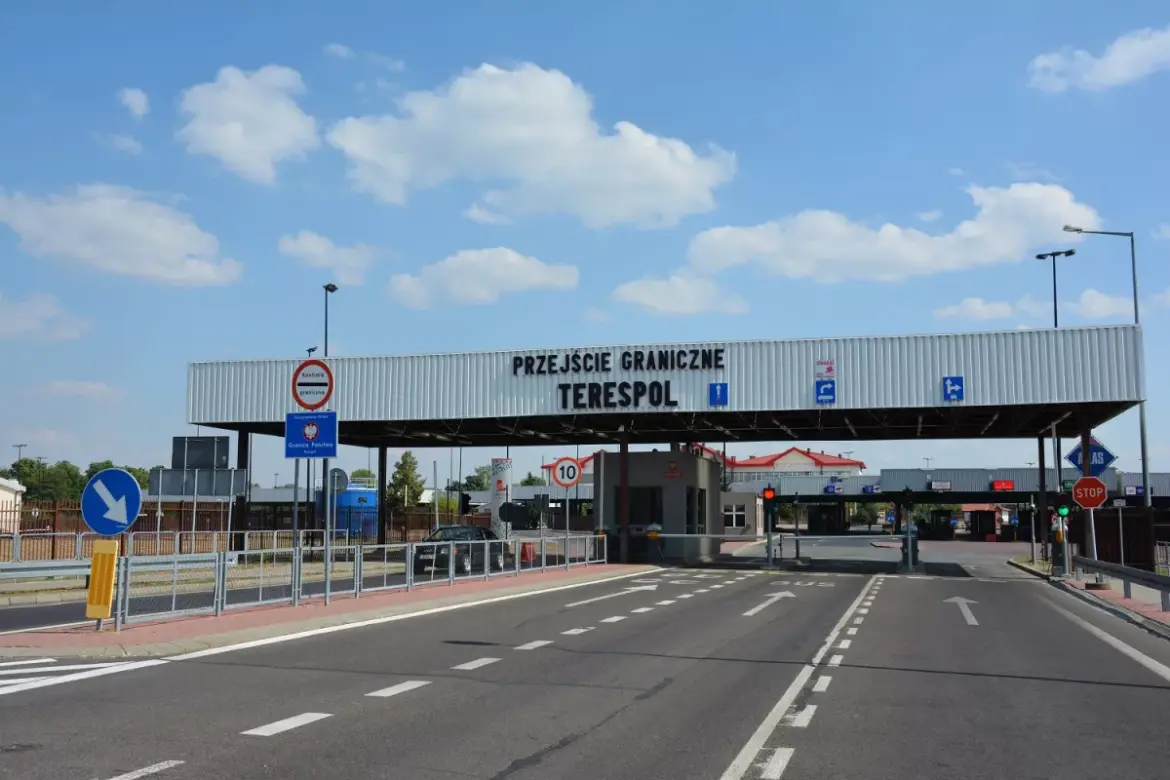 Польское направление держит рекорд по фурам на границе Фотография пустого въезда на польскую территорию через пограничный переход Тересполь