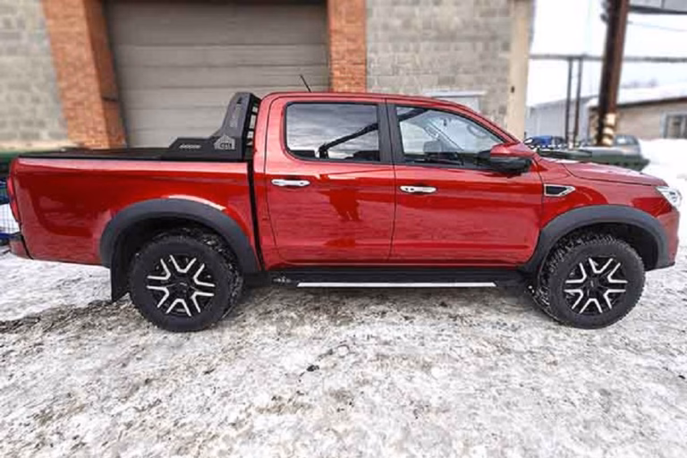 Китайский внедорожник врезался в машину ГАИ