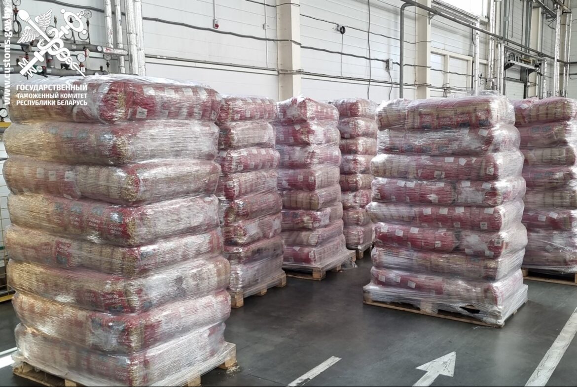 упаковки макарон в транспортном терминале