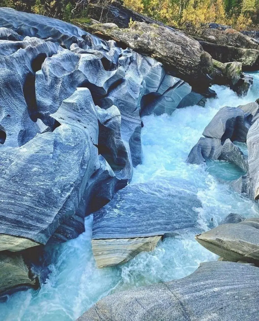 Норвегия, Marmorslottet. Бирюзовая ледниковая вода Свартисена высекла несколько крутых образований в мраморе