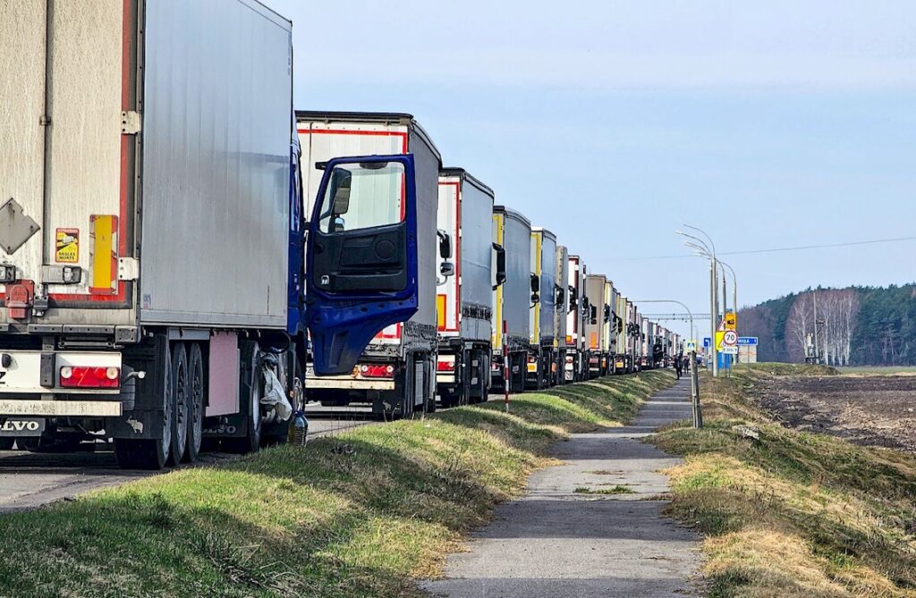 фуры с приоткрытыми дверями выстроились в километровую колонну. Граница Беларуси – без движения второй день