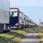 фуры с приоткрытыми дверями выстроились в километровую колонну. Граница Беларуси – без движения второй день