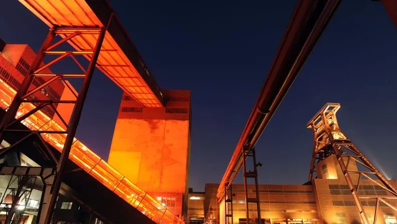 Празднично освещенная шахта Цольферайн в Эссене (2010 год)