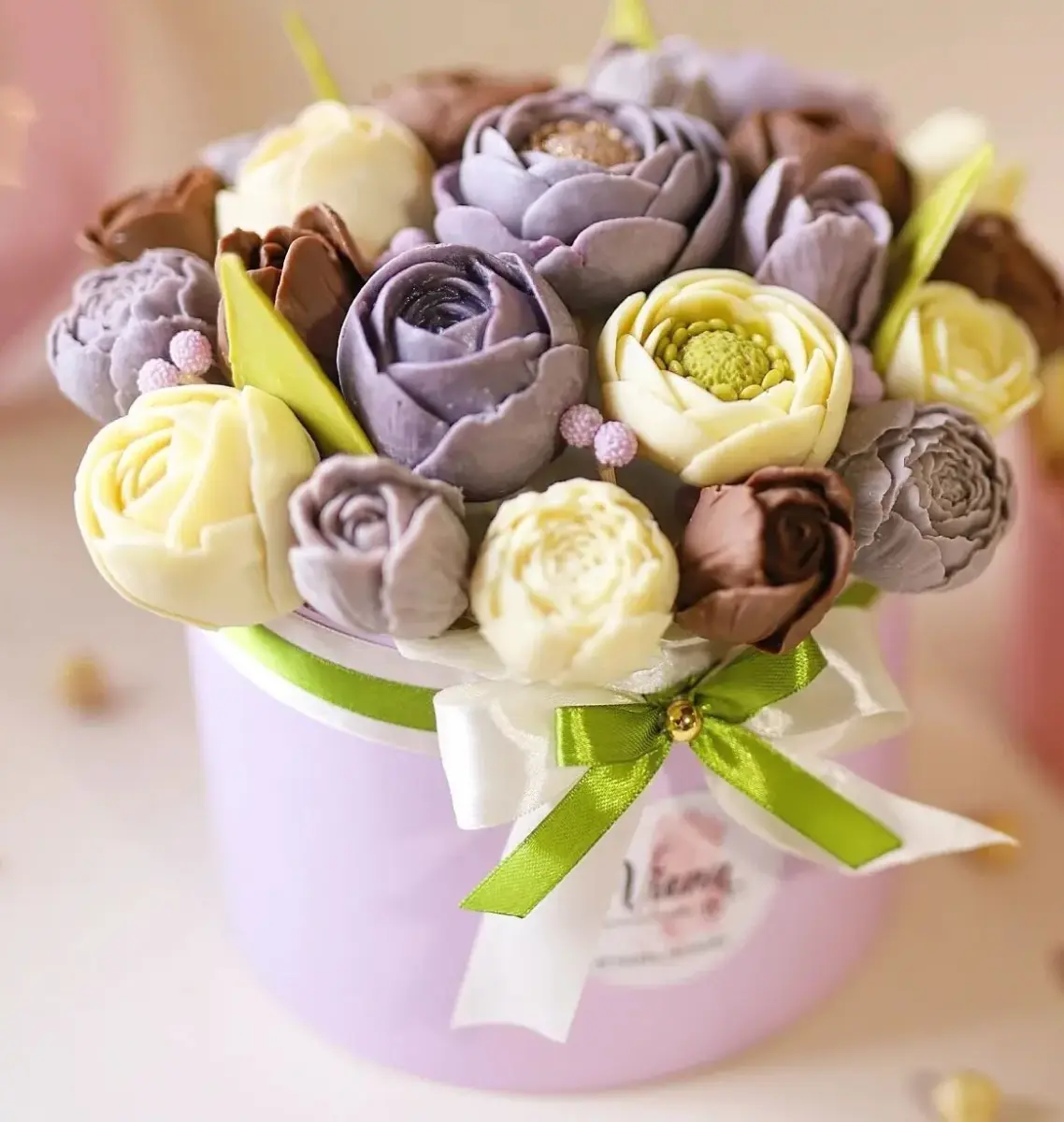 Подарочный букет из шоколада, популярный презент для учителей на школьных праздниках и выпускных.