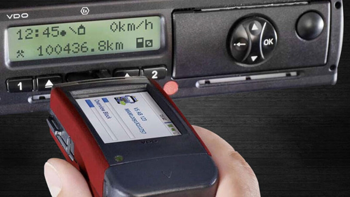Как не влететь на 1800 евро штрафа Цифровой тахограф и устройство считывания данных в кабине грузовика.