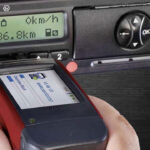 Цифровой тахограф и устройство считывания данных в кабине грузовика.