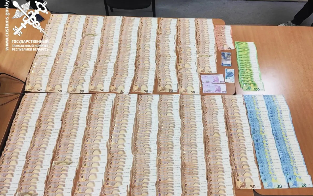 Стол, заставленный банкнотами в евро разных номиналов, изъятыми на белорусской границе