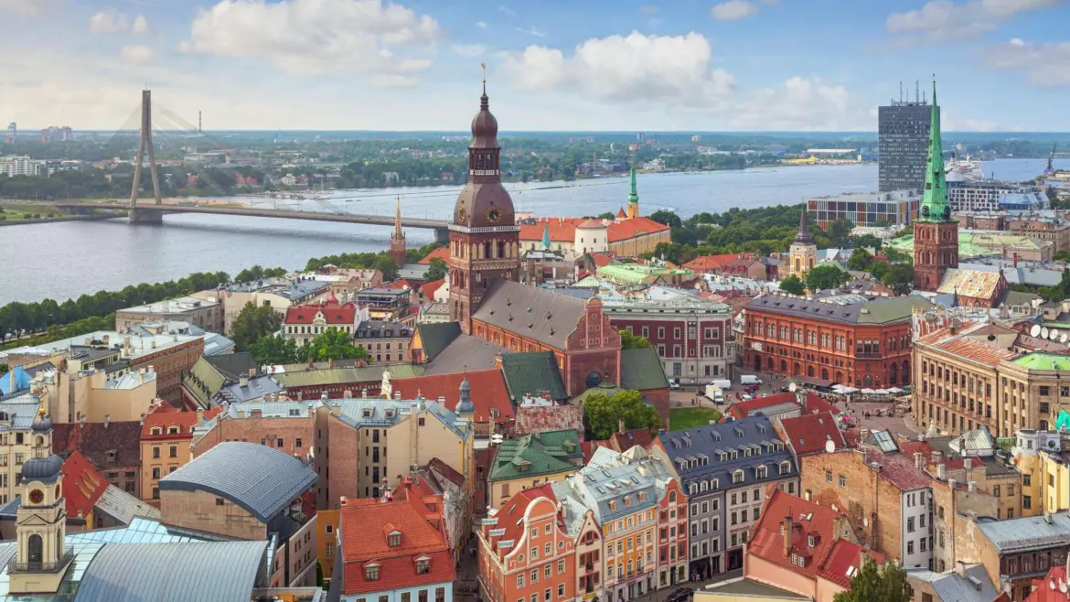 панорама города Риги с видом на Даугаву и старый город