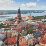 панорама города Риги с видом на Даугаву и старый город