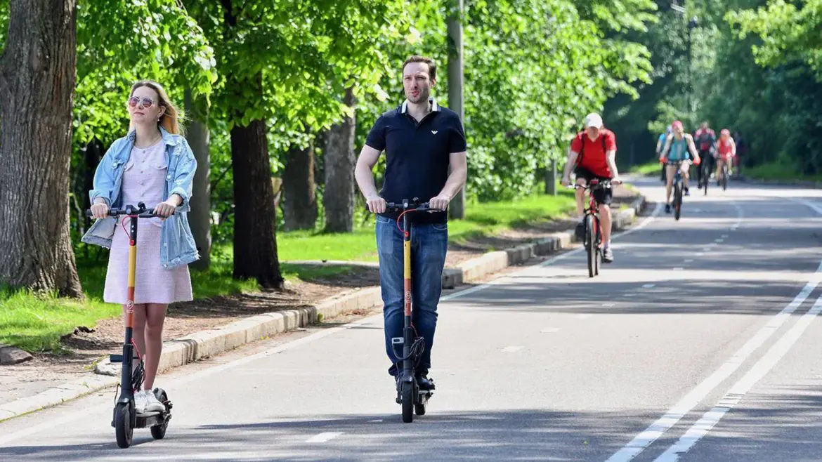 Сентябрьские сюрпризы — от запрета на телефоны в школах до пакистанских строителей велосипедисты и самокатчики в парке
