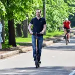 велосипедисты и самокатчики в парке