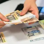 деньги на столе